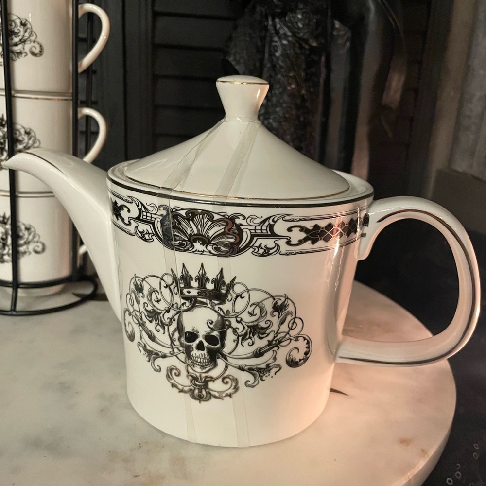 GRACE TEAWARE NWOT Crowned Skull Gothic Design  Fine Porcelain Teapot